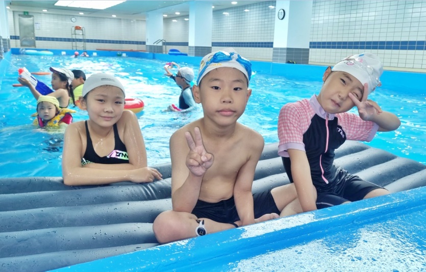 여름방학을 맞이해 KCC 사내 수영장을 찾은 임직원 자녀들. 사진=KCC
