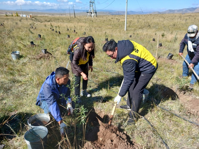 11일 오비맥주 임직원들이 푸른아시아 관계자 등과 함께 몽골 ‘카스 희망의 숲’ 일대에서 기념사진을 찍고 있다.