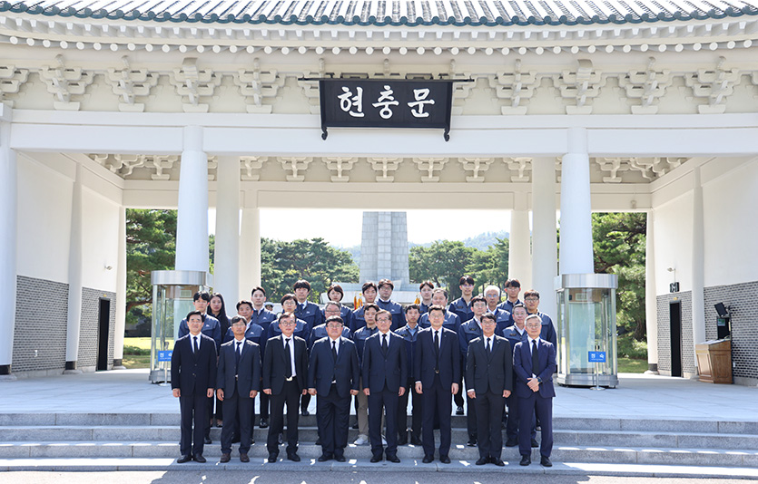 KAI 임직원들이 국립서울현충원 참배하고 단체사진을 찍고 있다. 사진=한국항공우주산업