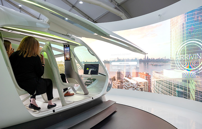 슈퍼널이 공개한 UAM 인테리어 콘셉트 모델에서 관람객들이 AR 비행을 체험하는 모습. 사진=현대차그룹