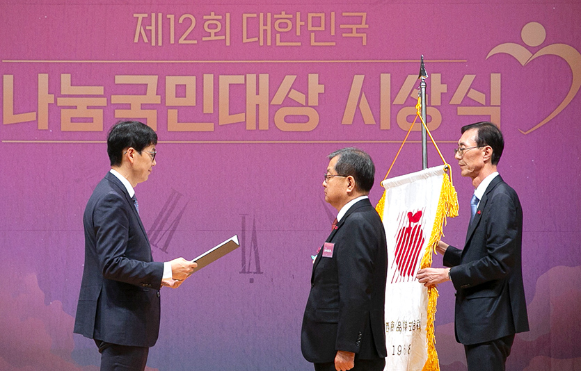‘제12회 대한민국 나눔국민대상 시상식’에서 김광수 동서식품 사장이 대통령 표창을 수상하고 있다. 사진=동서식품