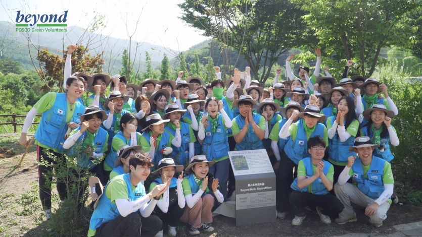 지난 7월 비욘드 16기 단원들이 국립백두대간수목원에 비욘드 숲 조성을 기념하고 있다. 사진=포스코