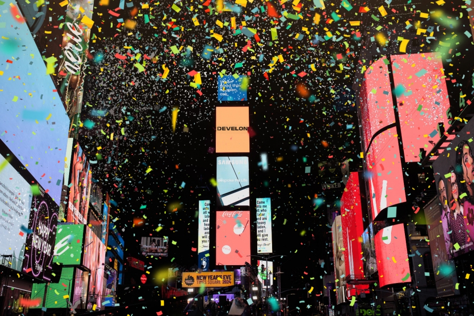 미국 뉴욕의 신년맞이 행사 ‘2024 타임스퀘어 볼 드롭’에서 건물 전광판에 HD현대의 건설기계 브랜드인 ‘디벨론’ 홍보영상이 송출되고 있다. 사진=HD현대