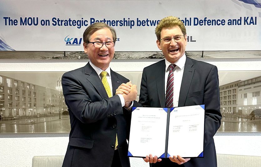 강구영 한국항공우주산업 사장과 헤럴드 부스체크 디힐디펜스 최고사업관리자가 18일 업무협약을 체결하고 사진을 찍고 있다. 사진=한국항공우주산업