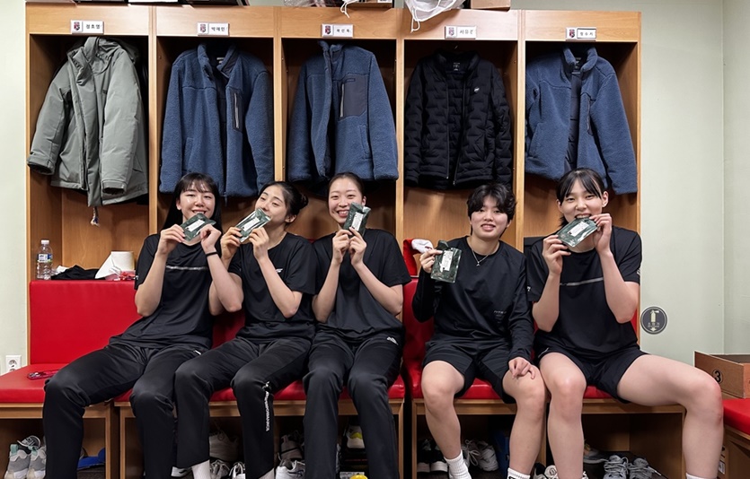 (좌측부터)경기 전 정관장 제품을 섭취중인 정호영, 박혜민, 박은진, 서유경, 이선우 선수의 모습. 사진=KGC인삼공사