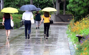 [주말 날씨 어때?] 전국 흐리고 오락가락 비...“우산 꼭 챙기세요"