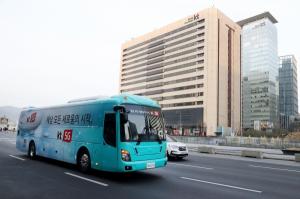 KT, 서울 도심서 5G상용망 기반 이동형 체험버스 운행