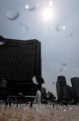 [오늘 날씨 어때?] 서울·경기 낮 최고 33도 등 폭염 특보, 전국 곳곳에 소나기