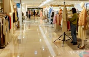 [이지 보고서] “보복 소비 터졌다” 2월 백화점 매출, 전년比 40% 급증