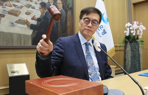 한은, 기준금리 동결 '6연타'…가계부채·경기부진 고려
