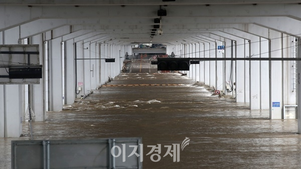 10일 서울 한강 잠수교가 물에 잠겨 통제되고 있다. 사진=문병희 기자