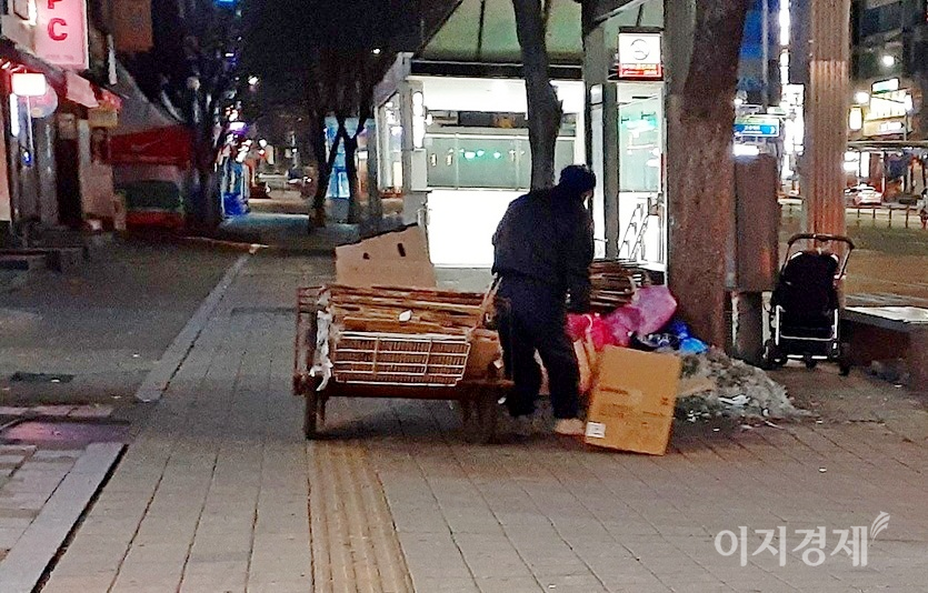 다만, 여전히 노인들은 손수레를 이용하고 있다. 21일 새벽 서울지하철 8호선 종점인 모란역 인근에서 한 노인이 손수레에 폐지를 싣고 있다. 사진=정수남 기자