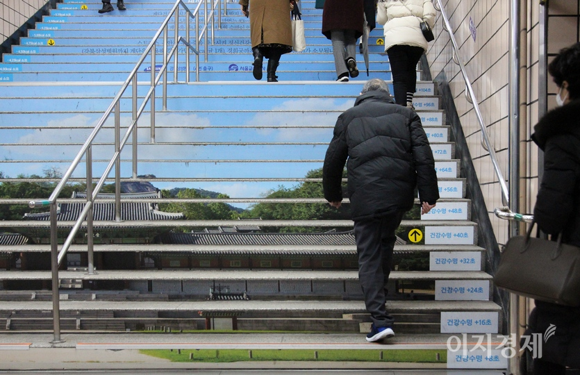 한 70대 노인이 26개 계단을 오르고 있다. 사진=김보람 기자