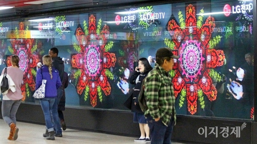 삼성전자와 LG전자는 미래 사업 위한 체질 개선에 열을 올리고 있다. 서울 지하철 2호선 시철역사에 설치된 LG전자 TV 홍보 영상. 사진=이민섭 기자