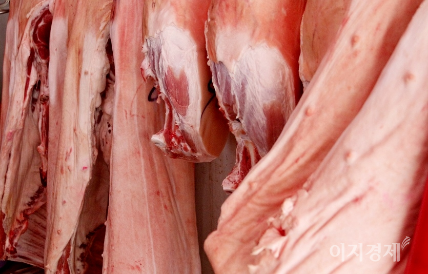 농촌진흥청이 국가 단위 고기 생산량 예측에 필요한 ‘소‧돼지 도체 수율’을 지난해 새로 설정면서 고기값 인하에 소비자 관심이 쏠리고 있다. 사진=문룡식 기자
