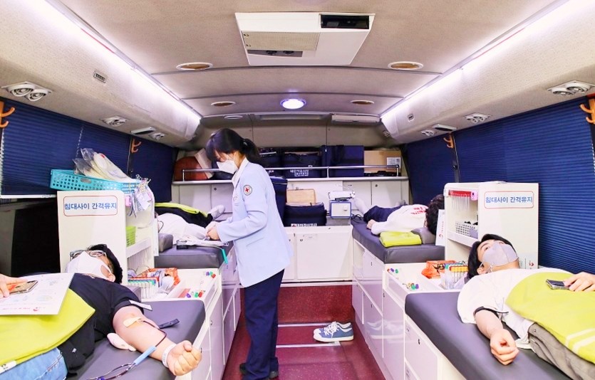 넥센타이어 임직원들이 부족한 혈액 문제 해소를 위해  ‘팔’을 걷었다. 헌혈캠페인에 동참한 것이다. 사진=넥센타이어