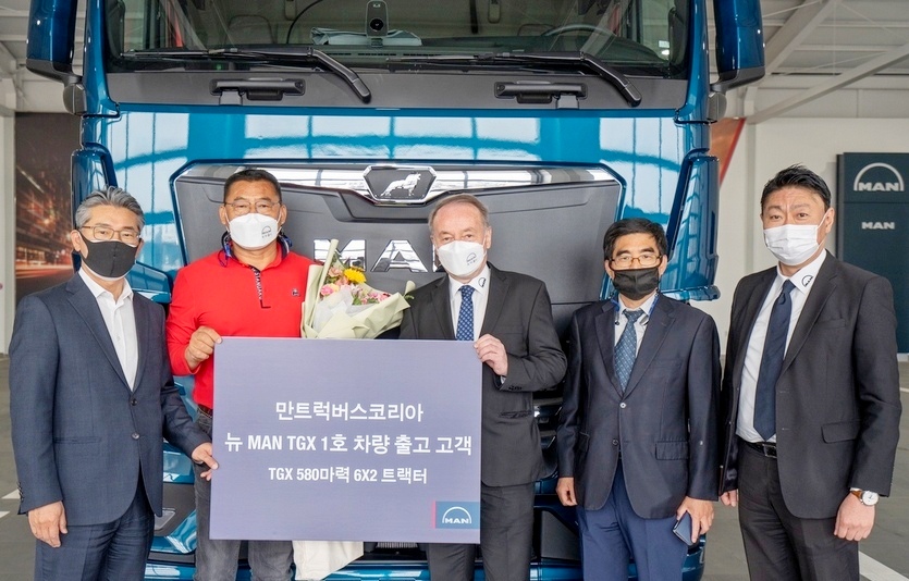 만트럭버스코리아막스 버거(오른쪽 세번째부터)사장이 이달 중순 신형 TGX 1호차를 황영욱 씨에게 전달하고 있다. 사진=만트럭