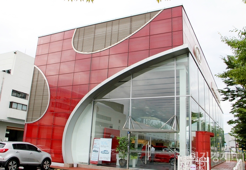 2012년 중반 레드 디자인이 처음 적용된 기아차 전북 전주 중부대리점. 사진=정수남 기자