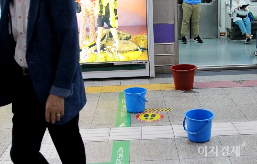 서울지하철 8호선 모란방향 천호역 승강장에 양동이가 놓였다. 전정에서 떨어지는 물을 받기 위해서다. 사진=정수남 기자