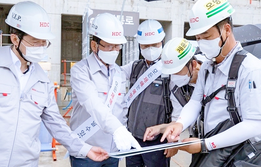 HDC현대산업개발 (왼쪽에서 두번째)권순호 사장 등 경영진과 협력사 대표가 전국 공사현장 안전 점검을 실시했다. 사진=HDC현대산업개발