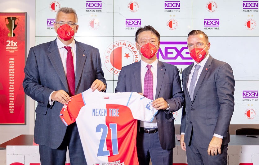 넥센타이어가 체코의 프로축구단 ‘SK 슬라비아 프라하’와 공식 후원 협약을 체결하고, 현지 시장 공락에 나선다. 사진=넥센타이어
