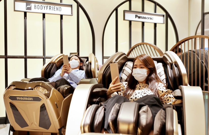 서울 소공동 본점 바디프랜드 매장에서 고객이 안마의자를 체험하고, 구매 상담하는 모습. 사진=롯데백화점