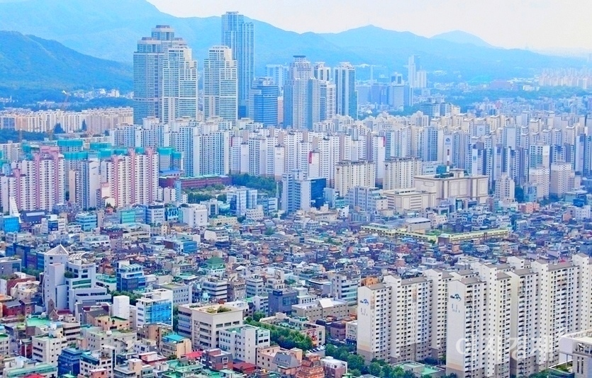서울 아파트의 평균 매매가는 이달 11억4283만원으로 가장 높았다. 작년 6월 서울 아파트 평균값(9억2509만원)과 비교하면 2억원 넘게 오른 셈이다. 서울 강남구 일대. 사진=정수남 기자