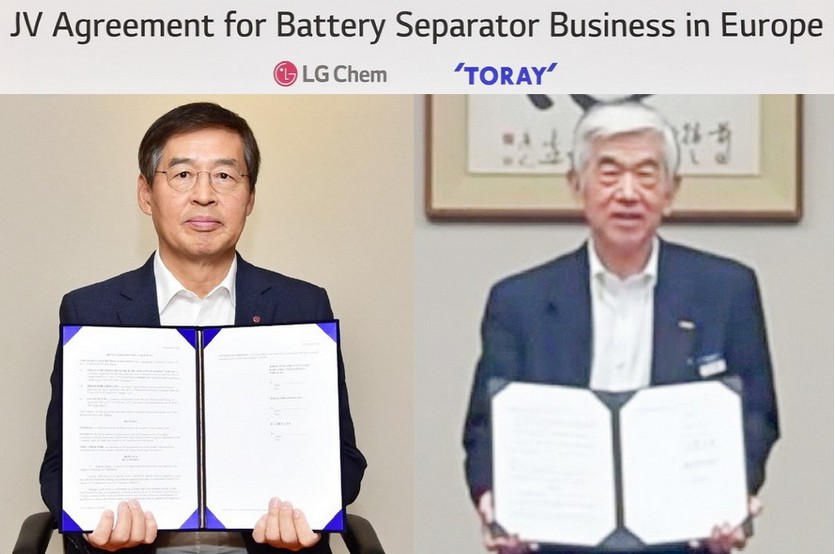 (왼쪽부터)신학철 부회장이 닛카쿠 아키히로 도레이 사장과 화상을 통해 합작법인 설립 계약을 체결하고 있다. 사진=LG화학