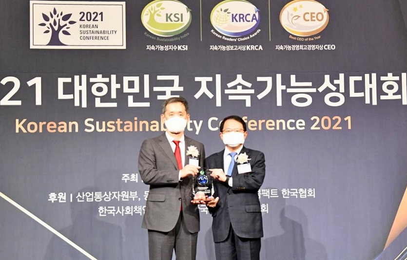 (왼쪽부터)박중현 한미약품 상무와 강명수 한국표준협회 회장이 지속가능성대회 시상식 후 기념사진을 찍고 있다. 사진=한미약품