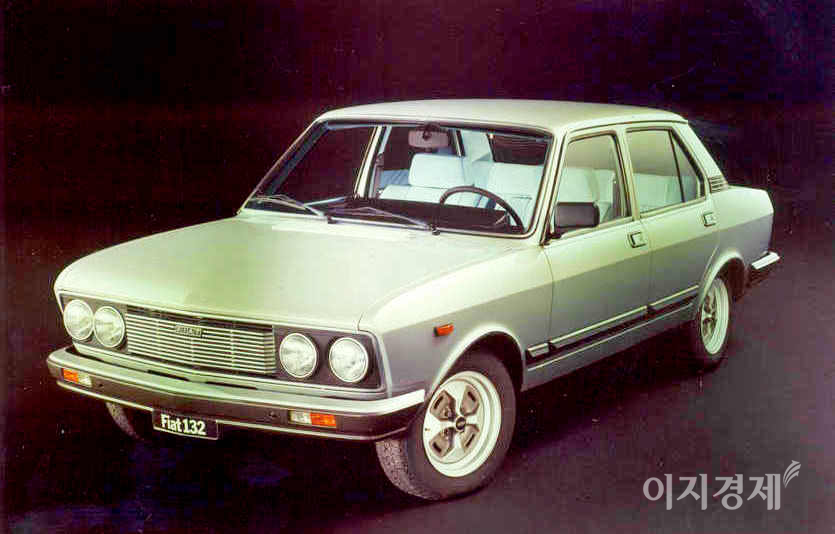 피아트 132는 기아산업이 이탈리아의 완성차 업체 피아트가 1972년부터 1981년까지 생산한 후륜구동 중형 세단을 1979년 4월 들여왔다.직전 모델은 피아트 125, 후속 모델은 1981년 출시된 피아트 아르젠타다.피아트 132는 직렬 4기통 2000㏄ 가솔린 엔진을 장착했으며, 최대출력 112마력, 최대토크 16.1㎏·m의 후륜구동 모델이다.아시아자동차에서 생산하고 기아산업이 판매했다.