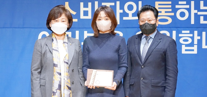 김희진(가운데) LG유플러스 브랜드전략팀장이 대한민국소통어워즈에서 종합 대상을 수상 후 기념사진을 찍고 있다. 사진=LG유플러스