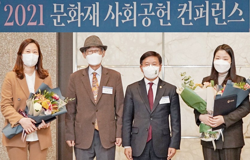 (오른쪽 두번째부터)이정원 효성 전무가 김현모 문화재청장 등과 기념사진을 찍고 있다. 사진=효성