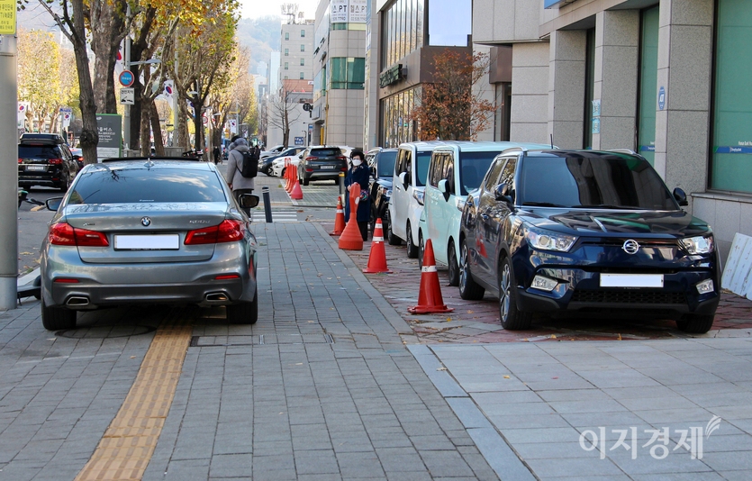 1일 이른 오후 서울 서초동 방배로 함집지박 사거리 인도다. BMW 520d가 인도의 60%를 자치하고 있다. 당당하게. 사진=정수남 기자