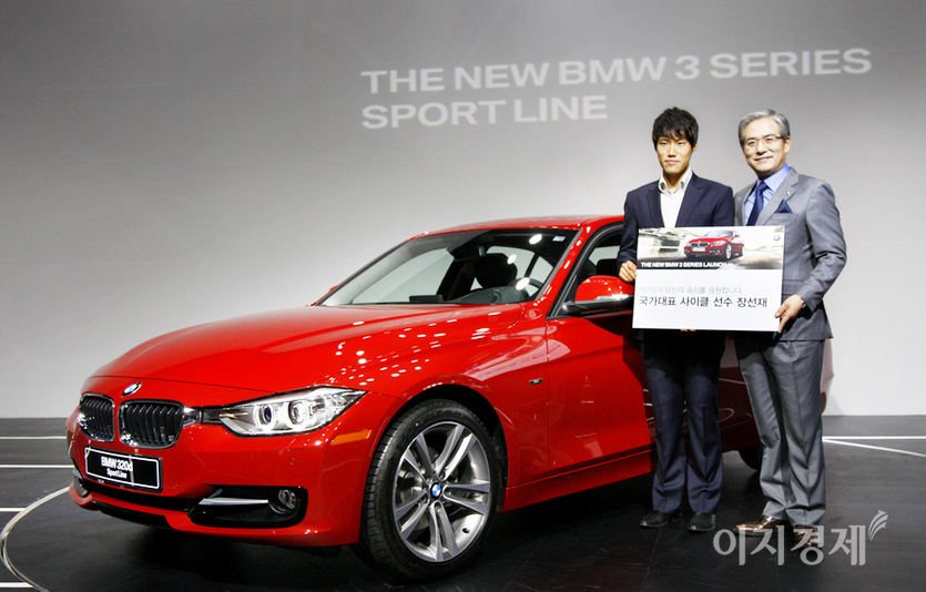 320d는 2012년 초 국내 출시되면서 520d와 국내 디젤 승용 시장을 싹쓸이 했다. 당시 김효준 BMW그룹 대표이사가 국가대표 사이클 선수인 장선재 씨와 기념사진을 찍고 있다. 사진=정수남 기자