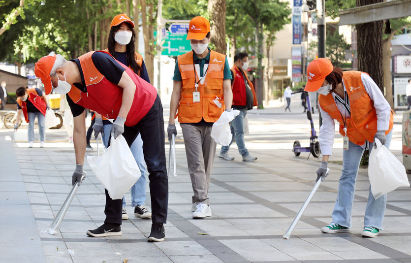 SK이노베이션 김준(왼쪽 첫번째) 부회장이 구성원과 함께 광화문 인근에서 산해진미 봉사활동을 펼치고 있다. 사진=SK이노베이션