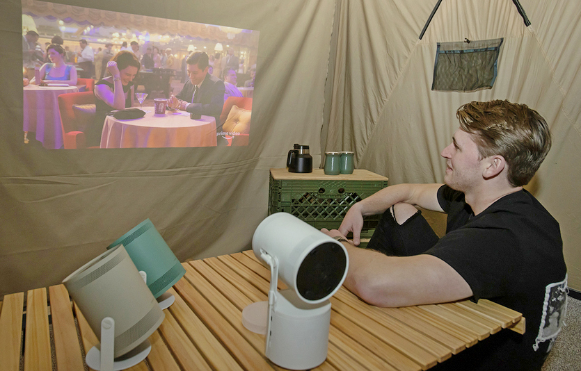 미국 라스베이거스의 컨벤션 센터 삼성전자 전시관에 마련된 휴대용 스크린 ‘더 프리스타일’ 체험존에서 고객이 영상을 즐기고 있다. 사진=삼성전자