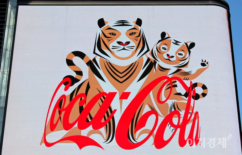 서울 삼성동 SM엔터테인먼트 사옥 외벽 LCD 홍보판에는 코카콜라가 올해 호랑이의 해를 맞아 호랑이를 내세운 마케팅을 펼치고 있다. 사진=김진이 기자