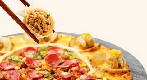 CJ제일제당이 도미노피자와 함께 만든 ‘새해 복 만두 피자’. 사진=CJ제일제당