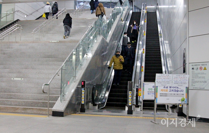 서울지하철 9호선 봉은사역에서 스타필드코엑스로 나가는 출구 에스컬레이터다. 지난 주말까지 2주 동안 멈춰 있다. 게다가 부품 수급의 어려움으로 언제 재가동할지도 미지수다. 사진=정윤서 기자