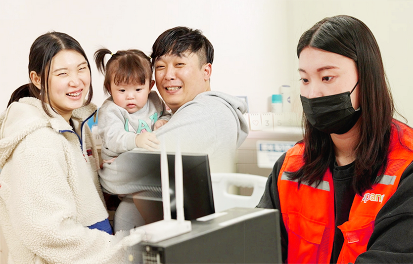 쿠팡의 여성 배송직원 김 희 씨(왼쪽, 오른쪽 첫번째)는 “쿠팡이 직원의 임신부터, 출산, 육아까지 모든 과정에 모성 보호제도를 운영하고 있다”고 말했다. 사진=김 희