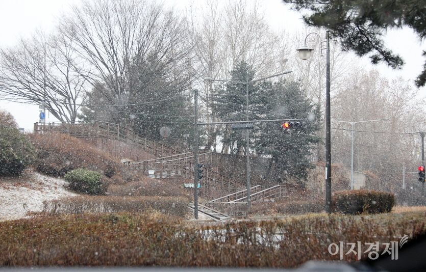 19일 오전부터 서울과 수도권에 많은 눈이 내렸다. (위부터)탄천 성남시 복정동 구간과 영장산. 사진=정수남 기자