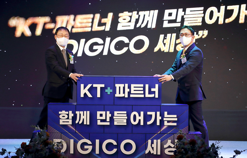 (왼쪽부터)KT 구현모 대표와 협력사 베어로보틱스 김준수 대표가 파트너스데이에서 기념사진을 찍고 있다. 사진=KT