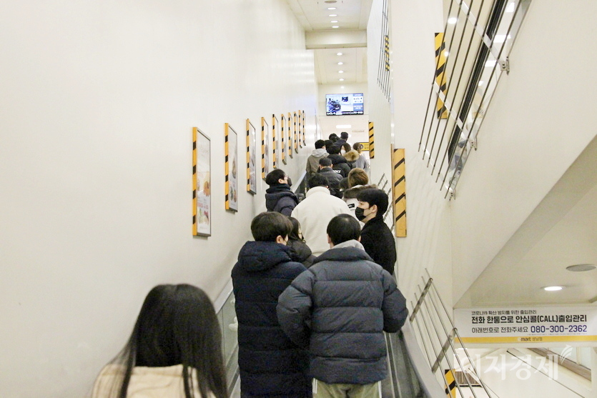경기도 성남시 수정로에 있는 한 대형마트다. (위부터)지하주차장에서 마트로 올라가는 에스컬레이터에 고객이 가득하다. 매장도 마찬가지다. 사진=정수남 기자