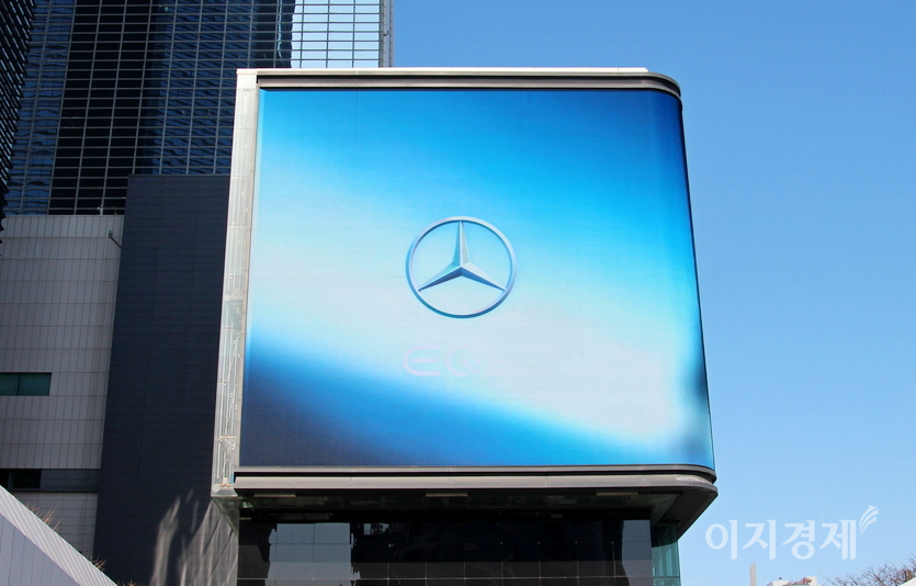 광고 말미에 벤츠는 자사의 삼각별 엠블럼으로 브랜드를 알리고 있지만, BMW는 끝까지 전기차 홍보에 열을 올리고 있다. 사진=정수남 기자