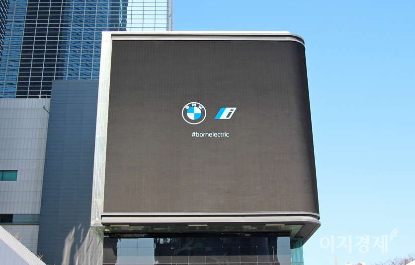 광고 말미에 벤츠는 자사의 삼각별 엠블럼으로 브랜드를 알리고 있지만, BMW는 끝까지 전기차 홍보에 열을 올리고 있다. 사진=정수남 기자