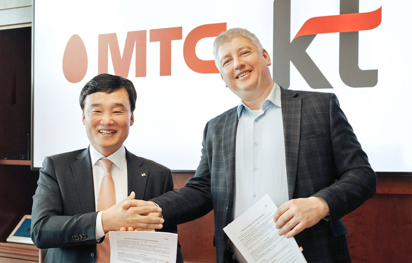 KT 그룹트랜스포메이션 부문장 (왼쪽부터)윤경림 사장과 MTS CEO 비아체슬라프 니콜라예프가 양해각서 체결 후 기념사진을 찍고 있다. 사진=KT