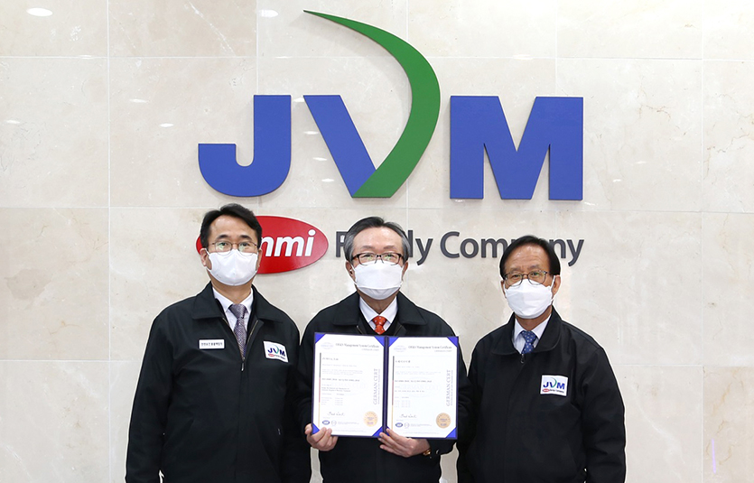 제이브이엠은 확고한 안전보건시스템 구축으로 ISO 45001 인증을 획득했다. (왼쪽부터) 제이브이엠 이동환 전무, 이용희 대표이사, 송만술 상무. 사진=제이브이엠
