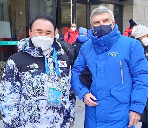 (왼쪽부터)윤홍근 선수단장이 바흐 IOC 위원장과 대화 이후 기념 사진을 찍고 있다. 사진=BBQ
