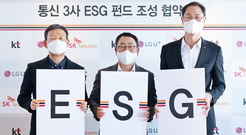 LG유플러스 (왼쪽부터)황현식 대표이사, SK텔레콤 유영상 대표이사, KT 박종욱 사장 등이 ESG펀드 조성 협약을 맺고 기념사진을 찍고 있다. 사진=3사