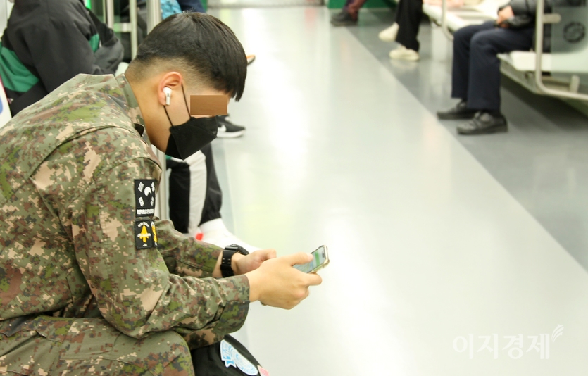 반면, 지하철 2호선 객차 안에서 한 병사가 스마트폰으로 목적지를 검색하고 있다. 사진=이승렬 기자